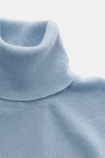 Malo Cashmere Rollkragenpullover hellblau in Slim Fit, Detailaufnahme des anliegenden Rollkragens aus feinstem Cashmere, weiches Strickbild.