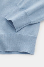 Nahaufnahme des Malo Cashmere Rollkragenpullovers hellblau, Detailansicht von Ärmel und Bund, feines Strickbild, weicher Griff, Slim Fit, anliegender Rollkragen, komfortable Rippbündchen, reiner Cashmere.