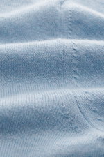 Malo Cashmere Rollkragenpullover hellblau, Nahaufnahme schräg von oben, feines Strickbild, sehr weicher Griff, reiner Cashmere, Slim Fit, anliegender Rollkragen, Rippbündchen.