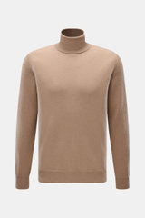 Malo Cashmere Rollkragenpullover beige, Slim Fit, feines Strickbild, anliegender Rollkragen, Rippbündchen, vorne nah, reine Cashmere-Qualität.
