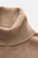 Nahaufnahme aus schräger Perspektive des anliegenden Rollkragens vom Malo Cashmere Rollkragenpullover beige aus reinem, feinem Cashmere mit feinem Strickbild.
