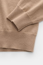Malo Cashmere Rollkragenpullover beige in Nahaufnahme von oben, feines Strickbild, Slim Fit, anliegender Rollkragen, weicher Griff, Rippbündchen.