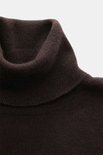 Malo Cashmere Rollkragenpullover dunkelbraun aus feinstem Cashmere, Slim Fit, feines Strickbild, anliegender Rollkragen, Rippbündchen, Detailaufnahme von oben.