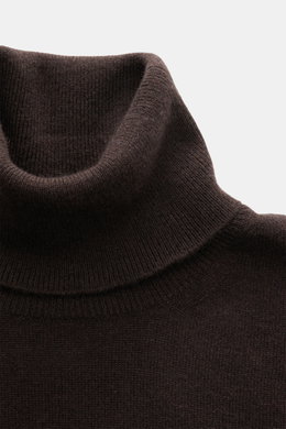 Malo Cashmere Rollkragenpullover dunkelbraun aus feinstem Cashmere, Slim Fit, feines Strickbild, anliegender Rollkragen, Rippbündchen, Detailaufnahme von oben.