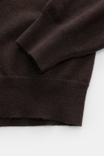Malo Cashmere Rollkragenpullover dunkelbraun, Detailaufnahme von Ärmel und Saum, feines Strickbild, Slim Fit, weicher Griff, reiner Cashmere.