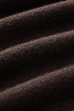 Nahaufnahme des feinen Strickbilds und der weichen Oberfläche des Malo Cashmere Rollkragenpullovers dunkelbraun, Detailtextur.