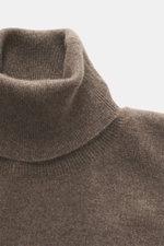 Malo Cashmere Rollkragenpullover graubraun, Nahaufnahme von oben, feines Strickbild, reiner Cashmere, Slim Fit, weicher Griff, Rippbündchen, anliegender Rollkragen.