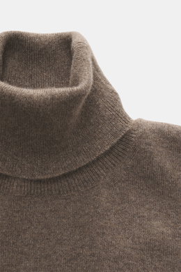 Malo Cashmere Rollkragenpullover graubraun, Nahaufnahme von oben, feines Strickbild, reiner Cashmere, Slim Fit, weicher Griff, Rippbündchen, anliegender Rollkragen.