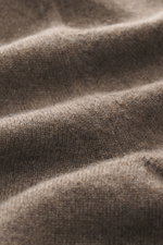 Nahaufnahme des feinen Strickbilds und der weichen Oberfläche des graubraunen Malo Cashmere Rollkragenpullovers in Slim Fit, von schräg oben fotografiert.