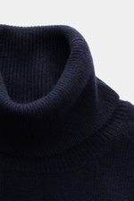 Malo Cashmere Rollkragenpullover navy aus feinstem Cashmere, Slim Fit, mittelfeines Strickbild, Rippbündchen, Detailaufnahme vom anliegenden Rollkragen.