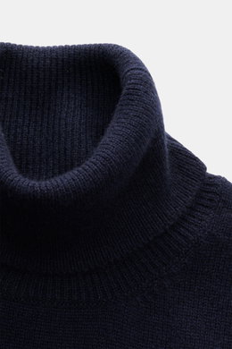 Malo Cashmere Rollkragenpullover navy aus feinstem Cashmere, Slim Fit, mittelfeines Strickbild, Rippbündchen, Detailaufnahme vom anliegenden Rollkragen.