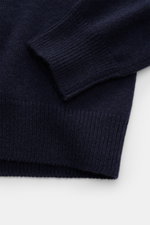 Malo Cashmere Rollkragenpullover navy, Detailansicht von oben, feinstes Cashmere, sehr weich, mittelfeines Strickbild, Slim Fit, Rippbündchen.