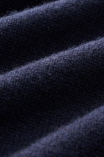 Malo Cashmere Rollkragenpullover navy Nahaufnahme des feinen, mittelfeinen Strickbilds aus reinem Cashmere, sehr weich mit Rippbündchen.