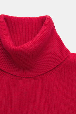 Close-up front view of Malo Cashmere Turtleneck Sweater red showcasing the slim fit, fitted turtleneck, medium-fine knit texture, and ribbed cuffs. Luxury for chilly days: The turtleneck sweater by MALO made of finest cashmere impresses with exceptional s