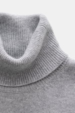 Malo Cashmere Rollkragenpullover grau meliert, Nahaufnahme aus schräger Perspektive, feiner Strick, Slim Fit, weicher Griff, anliegender Rollkragen.