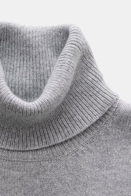 Malo Cashmere Rollkragenpullover grau meliert, Nahaufnahme aus schräger Perspektive, feiner Strick, Slim Fit, weicher Griff, anliegender Rollkragen.