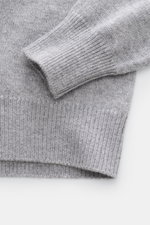 Malo Cashmere Rollkragenpullover grau meliert, Detailaufnahme von Ärmel und Saum, mittelfeines Strickbild, Slim Fit, anliegender Rollkragen, komfortable Rippbündchen, reiner Cashmere mit sehr weichem Griff.