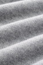 Nahaufnahme des feinen Strickbilds vom Malo Cashmere Rollkragenpullover grau meliert, fotografiert aus seitlicher Perspektive.