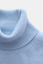 Malo Cashmere Rollkragenpullover hellblau meliert, Detailaufnahme von oben, feiner, weicher Cashmere-Strick mit Slim Fit, Rollkragen und Rippbündchen.