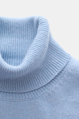 Malo Cashmere Rollkragenpullover hellblau meliert, Detailaufnahme von oben, feiner, weicher Cashmere-Strick mit Slim Fit, Rollkragen und Rippbündchen.