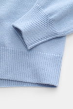 Malo Cashmere Rollkragenpullover hellblau meliert, Detailaufnahme von Ärmel und Bund, reiner Cashmere, weicher Griff, Slim Fit, anliegender Rollkragen, Rippbündchen.