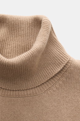 Nahaufnahme des anliegenden Rollkragens vom Malo Cashmere Rollkragenpullover beige, mittelfeines Strickbild, sehr weicher Griff, Slim Fit, komfortable Rippbündchen, reiner Cashmere.