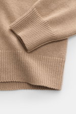 Malo Cashmere Rollkragenpullover beige, Detailaufnahme von Ärmel und Bund, mittelfeines Strickbild, Slim Fit, weicher Griff, Rippbündchen.