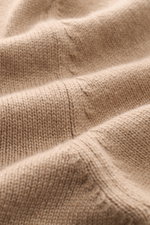 Nahaufnahme des mittelfeinen Strickbilds in Beige, Detailansicht des Malo Cashmere Rollkragenpullovers beige mit weichem Griff und Rippbündchen.