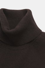 Close-up front view of Malo Cashmere Turtleneck Sweater dark brown showcasing fitted turtleneck, medium-fine knit, ribbed cuffs, and soft cashmere texture. Luxury for chilly days: The turtleneck sweater by MALO made of finest cashmere impresses with excep