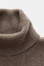 Close-up top-down view of the ribbed collar of the Malo Cashmere Turtleneck Sweater Grey-Brown Melange, showcasing its pure cashmere, very soft feel, medium-fine knit pattern, slim fit, close-fitting turtleneck, and comfortable ribbed cuffs, luxury for co