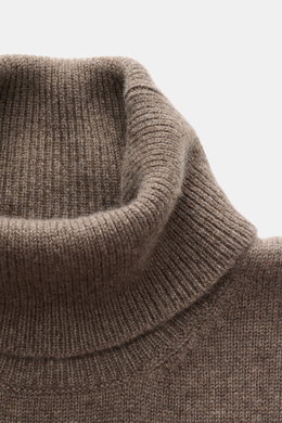Close-up top-down view of the ribbed collar of the Malo Cashmere Turtleneck Sweater Grey-Brown Melange, showcasing its pure cashmere, very soft feel, medium-fine knit pattern, slim fit, close-fitting turtleneck, and comfortable ribbed cuffs, luxury for co