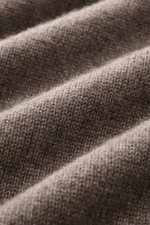 Close-up front view of Malo Cashmere Turtleneck Sweater Grey-Brown Melange showing its pure cashmere fabric, medium-fine knit, soft texture, slim fit, close-fitting turtleneck, and ribbed cuffs. Luxury for cool days with exceptional softness and timeless 