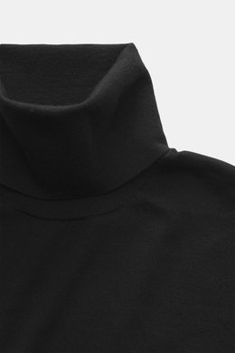 Malo Rollkragenpullover schwarz aus feinster Schurwolle, Detailaufnahme von oben, Slim Fit, weicher Griff, feines Strickbild, anliegender Rollkragen, Rippbündchen.