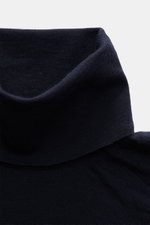 Malo Rollkragenpullover navy aus reiner Schurwolle, Slim Fit, sehr weich, feines Strickbild, anliegender Rollkragen, Rippbündchen, Detailansicht von oben.