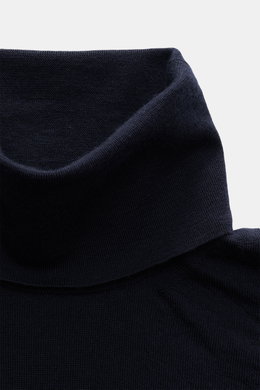 Malo Rollkragenpullover navy aus reiner Schurwolle, Slim Fit, sehr weich, feines Strickbild, anliegender Rollkragen, Rippbündchen, Detailansicht von oben.