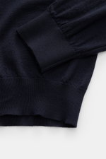 Malo Rollkragenpullover navy aus reiner Schurwolle, Detailaufnahme von Ärmel und Bund mit feinem Strickbild, Slim Fit, weicher Griff.