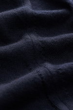 Nahaufnahme des fein gestrickten Malo Rollkragenpullover navy aus reiner Schurwolle mit weichem Griff, Slim Fit, Rollkragen und Rippbündchen.