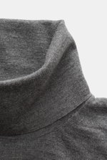 Nahaufnahme des anliegenden Rollkragens vom Malo Rollkragenpullover dunkelgrau meliert, feines Strickbild aus reiner Schurwolle, Slim Fit, sehr weich, mit komfortablen Rippbündchen.