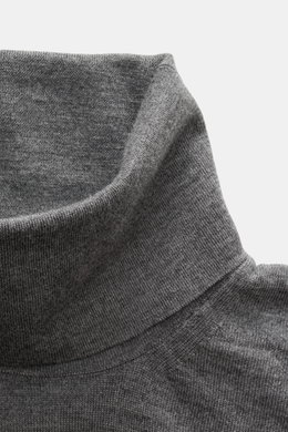 Nahaufnahme des anliegenden Rollkragens vom Malo Rollkragenpullover dunkelgrau meliert, feines Strickbild aus reiner Schurwolle, Slim Fit, sehr weich, mit komfortablen Rippbündchen.