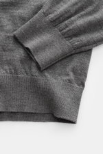 Malo Rollkragenpullover dunkelgrau meliert, Nahaufnahme von Ärmel und Saum, reine Schurwolle, sehr weich, feines Strickbild, Slim Fit, anliegender Rollkragen, Rippbündchen.