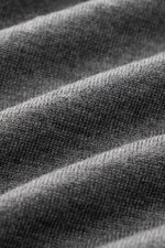 Nahaufnahme des feinen Strickbilds eines Malo Rollkragenpullovers dunkelgrau meliert, fotografiert aus schräger Perspektive, Luxus aus reiner Schurwolle mit weichem Griff, Slim Fit, anliegendem Rollkragen und komfortablen Rippbündchen.