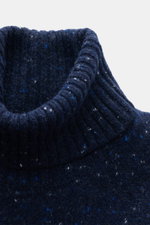Nahaufnahme des Rollkragens vom Drumohr Rollkragenpullover navy meliert mit mittelfeinem Strickbild aus Schurwolle, Cashmere, Microfaser, Slim Fit, Rippbündchen.