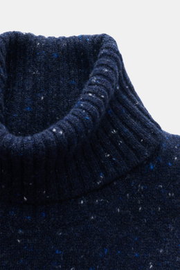 Nahaufnahme des Rollkragens vom Drumohr Rollkragenpullover navy meliert mit mittelfeinem Strickbild aus Schurwolle, Cashmere, Microfaser, Slim Fit, Rippbündchen.