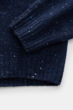 Nahaufnahme des Drumohr Rollkragenpullovers navy meliert von oben, zeigt weichen, mittelfeinen Strick mit flexiblem Rippbündchen.