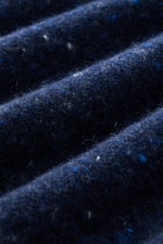 Nahaufnahme eines navy melierten Drumohr Rollkragenpullovers aus Schurwolle, Cashmere und Microfaser, Detailansicht der weichen, mittelfeinen Strickstruktur.