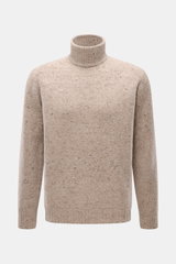 Frontale Nahaufnahme des Drumohr Rollkragenpullovers beige meliert mit ultrasofter Strickqualität aus Schurwolle, Cashmere, Microfaser, Slim Fit und flexiblen Rippbündchen.