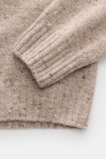 Nahaufnahme des beigen melierten Drumohr Rollkragenpullovers mit Slim Fit, mittelfeinem Strickbild, flexiblem Rippbündchen, aus Schurwolle, Cashmere und Microfaser. Luxus, den man spürt.