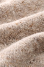 Nahaufnahme des weichen Strickbilds vom Drumohr Rollkragenpullover beige meliert, zeigt ultrasofte Mischung aus Schurwolle, Cashmere, Microfaser.