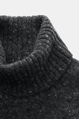 Drumohr Rollkragenpullover dunkelgrau meliert, Nahaufnahme von oben, Luxus aus Schurwolle, Cashmere, Microfaser, Slim Fit, weicher Griff, mittelfeines Strickbild, flexibler Rippkragen.