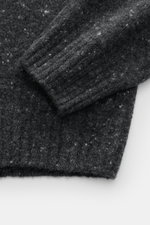 Nahaufnahme des Drumohr Rollkragenpullovers dunkelgrau meliert, Fokus auf Ärmel mit flexiblem Rippbündchen aus luxuriösem Woll-Cashmere-Mix in Slim Fit.